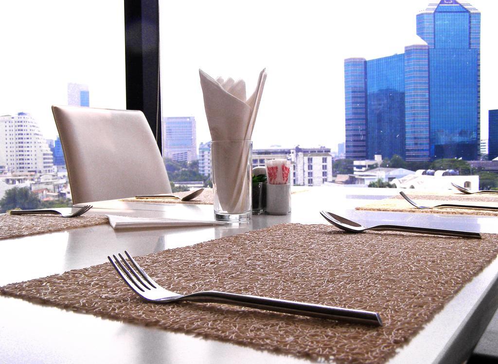 Iyarin @ Tuk Chang Hotel Bangkok Exterior foto